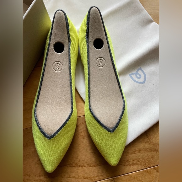 NWT Rothy’s Limited Edition Pointed Toe In retired color Sunbeam with Duster bag - Picture 4 of 4